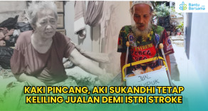 Kaki Pincang, Aki Sukandhi Tetap Keliling Jualan Demi Istri Stroke